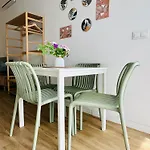 & Cozy Flat Close The Valencia