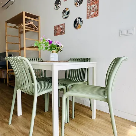 & Cozy Flat Close The Valensiya